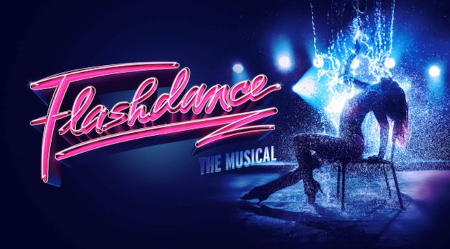 Nombre del musical en rosa a la izquierda y a la derecha la actriz protagonista sentada en una silla con un chorro de agua por encima